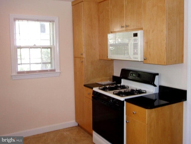 Building Photo - 9912 Dickens Ave