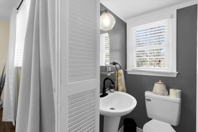 Building Photo - 604 9th St