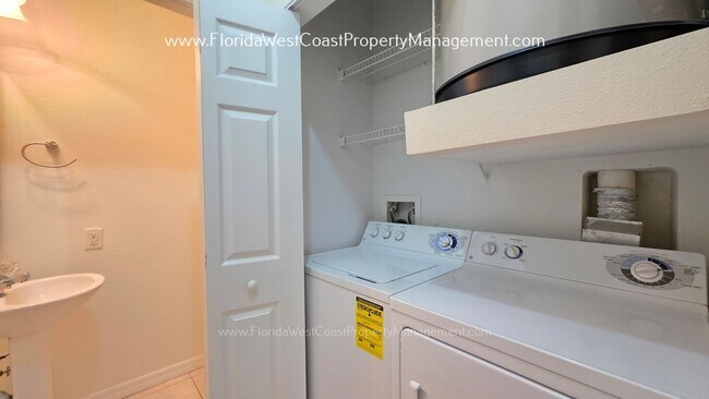 Building Photo - CAROLINA LANDINGS! 2 BEDROOM/2.5 BATH CONDO! SUPER LOCATION- UNIVERSITY PARKWAY