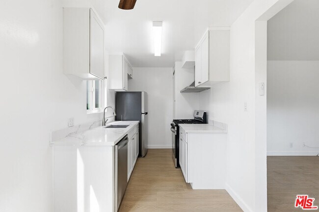 Building Photo - 4919 Coldwater Canyon Ave