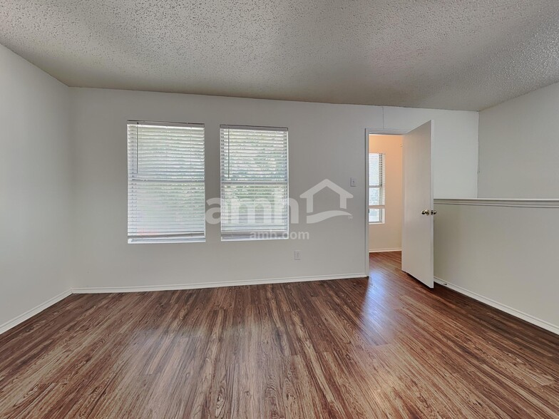 Building Photo - 4301 Meadowknoll Dr