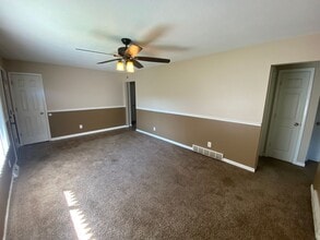 Building Photo - Three Bed, One Bath!