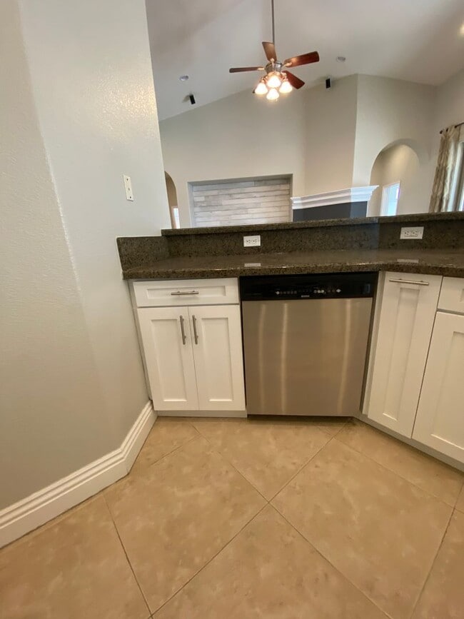 Building Photo - CALVADA VALLEY U.1 - Oakleaf Avenue