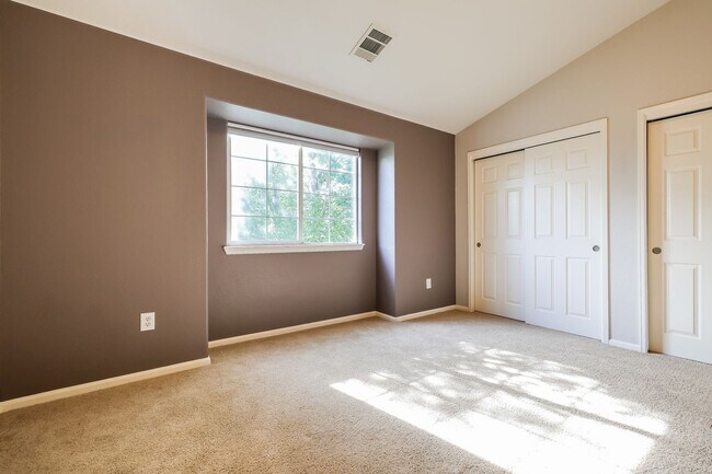 Building Photo - Spacious, Updated 2BR / 2 BA Condo in Gated Community!