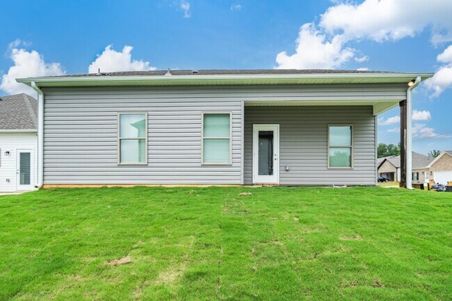 Building Photo - 5500 Blue Jay Cir