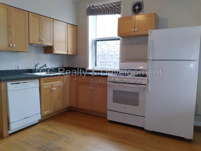 Building Photo - 1306 W Cornelia Ave