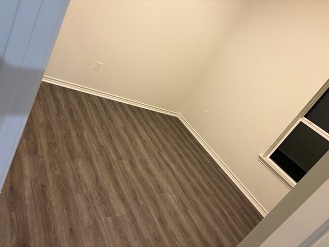 Building Photo - 914 Country Club Dr