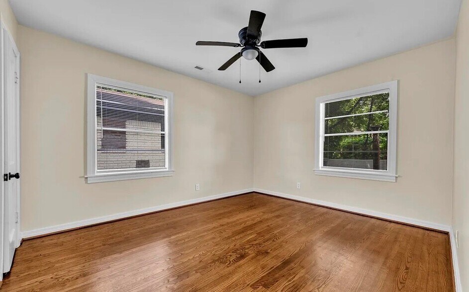 Building Photo - 741 Center Pl SW