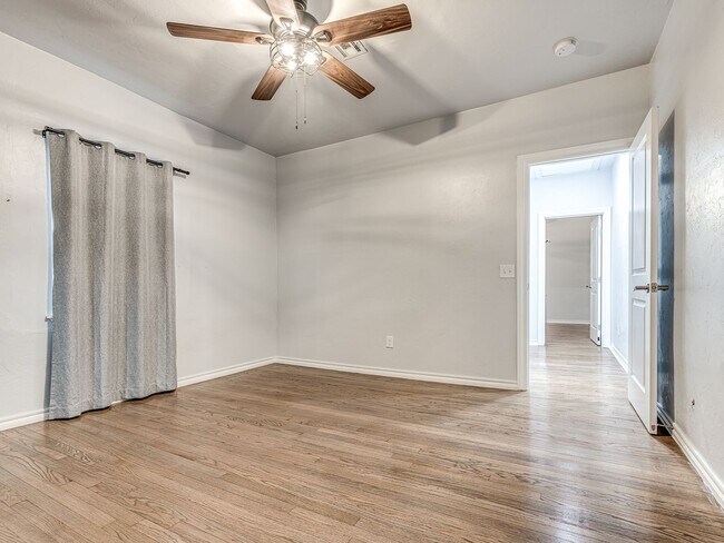 Building Photo - Charming home in Central Park Neighborhood...