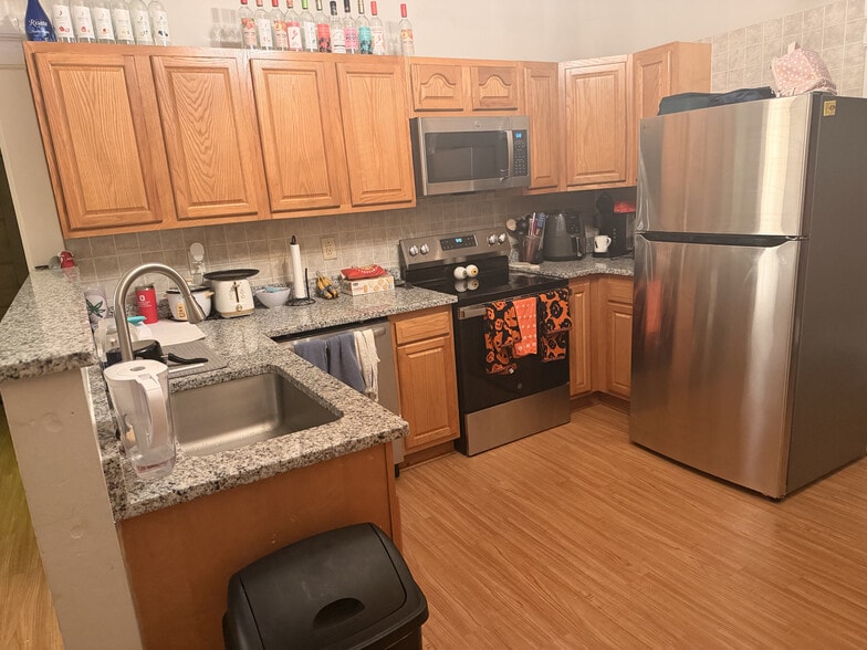 Building Photo - 178 W 8th Ave