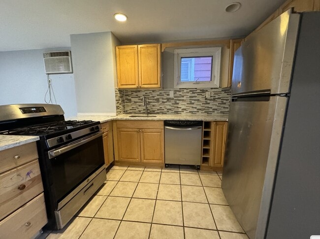 Building Photo - 12 Meadow St