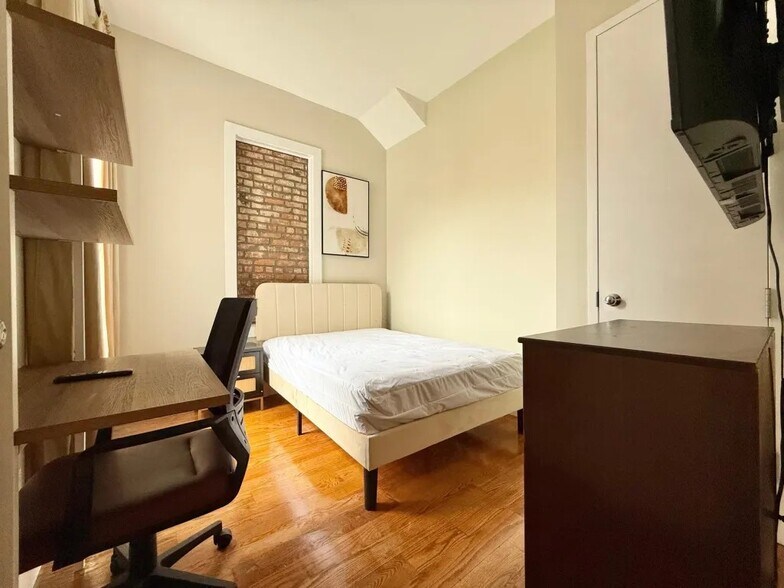 Building Photo - Furnished room/NOT APARTMENT