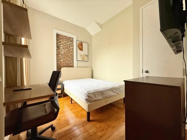 Building Photo - Furnished room/NOT APARTMENT