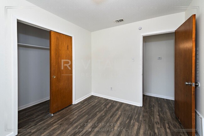 Building Photo - Brick 3BD 2BA with Large Private Yard!