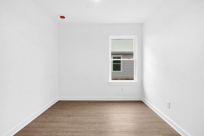 Building Photo - 972 W 9th St