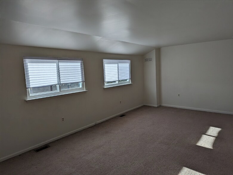 Building Photo - 77 Sandybrook Dr