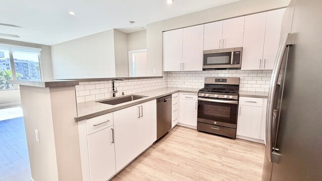 Building Photo - Brand New High-Rise Condo Unit with Stunni...