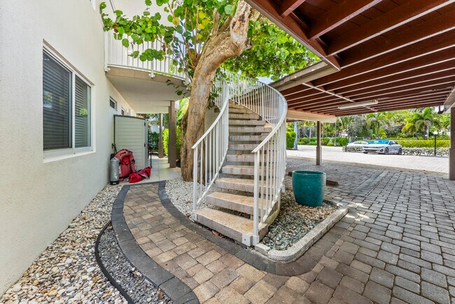 Building Photo - 1203 Hillsboro Mile