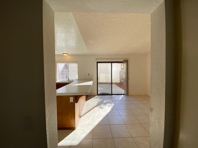 Building Photo - 3 Bed 2 Story Townhome in Tanglewood Community!