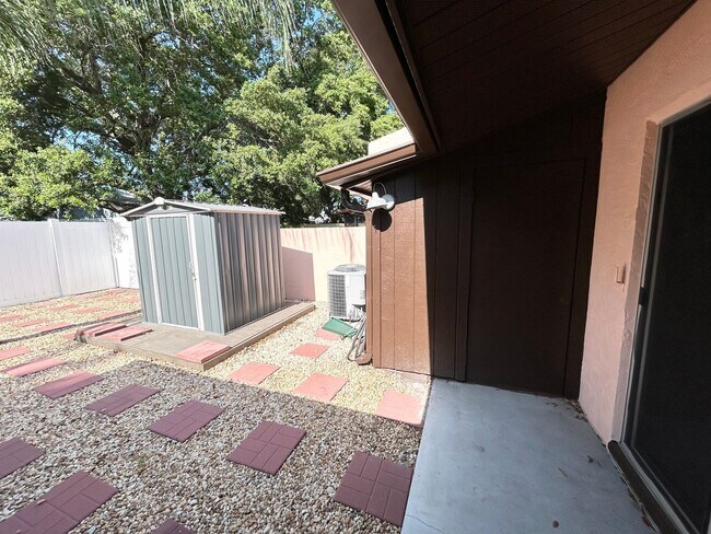 Building Photo - 2 Bedroom Villa with Screened in Patio!