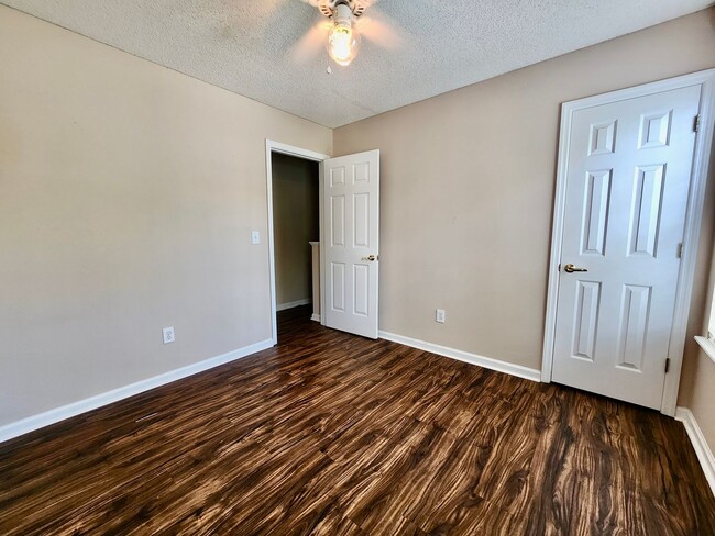 Building Photo - Charming 4 Bedroom Home in Center Lake Subdivision - Mt. Pleasant