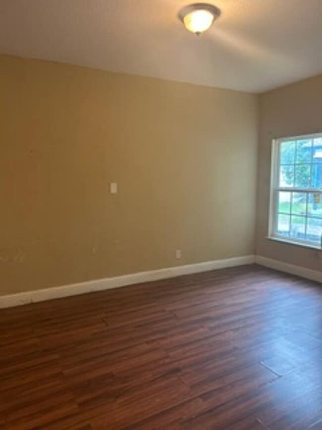 Building Photo - Home Available for Rent