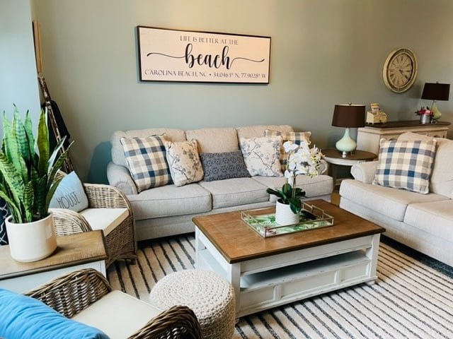 Living room - 709 Elton Ave