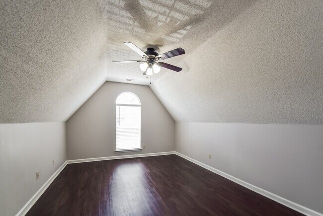 Building Photo - 8236 Clubview Dr