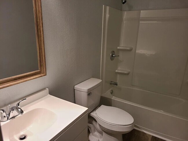 Building Photo - Pensacola Triplex