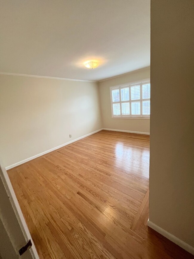 Building Photo - Spacious and Centrally Located, Pet Friend...