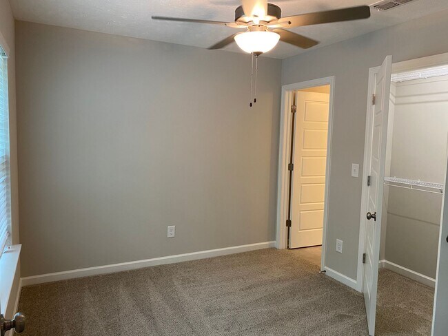 Building Photo - 3 BD 3.5 BA 1 Car Garage Great Location Li...