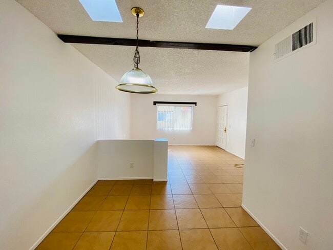 Building Photo - Spacious Townhome Style Home with Large Ya...