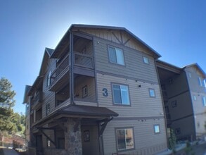 Building Photo - MOVE IN READY! Top-Floor Condo in the Hear...
