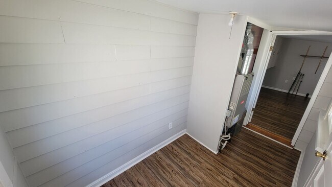 Building Photo - Two Bedroom Home With Fresh Paint And New ...