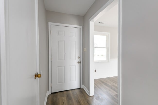 Building Photo - 4008 Gloucester Dr