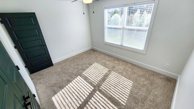 Building Photo - High-End Touches & Flexible Space in a Bea...