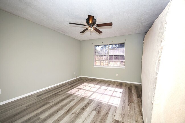 Building Photo - Move in ready 3 Bed 2 Bath Home in East Central School District!