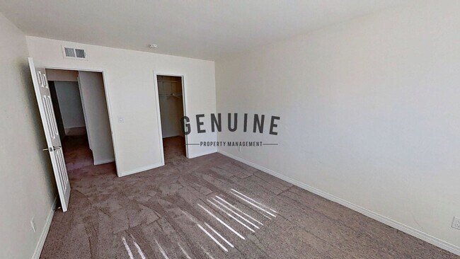 Building Photo - Beautiful 2 Bedroom in Creekside Villas!