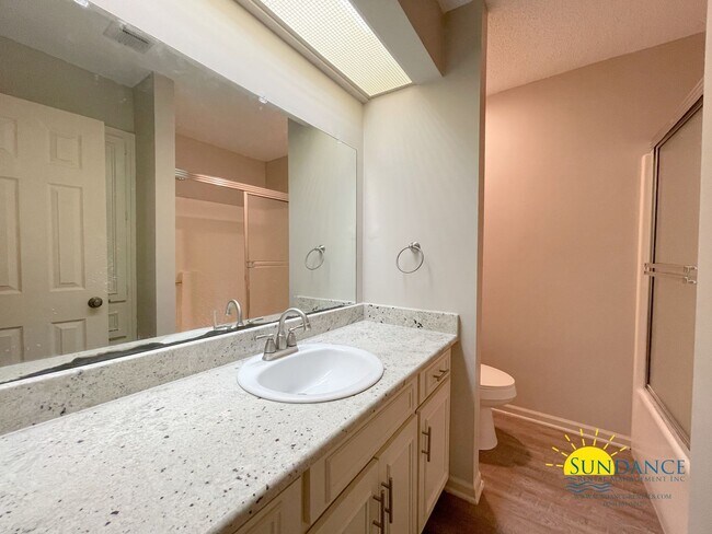 Building Photo - Stunning 3 Bedroom Townhome in Shalimar!