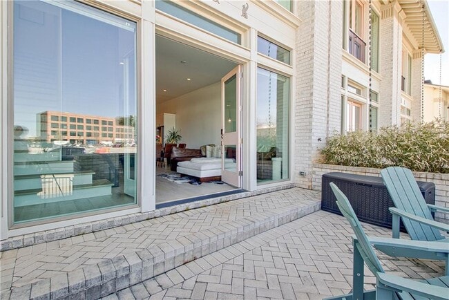 Building Photo - 580 Heatherden Ave