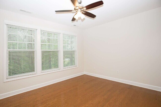 Building Photo - Charming 3 bed, 2.5 bath home with bonus t...