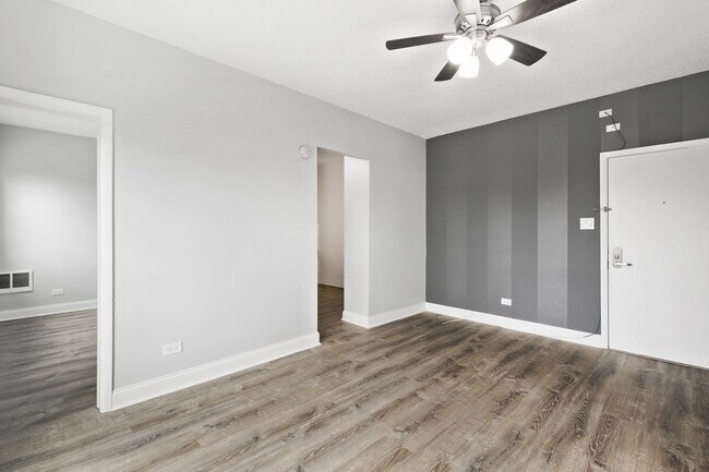 Building Photo - 4520 N Clarendon Ave