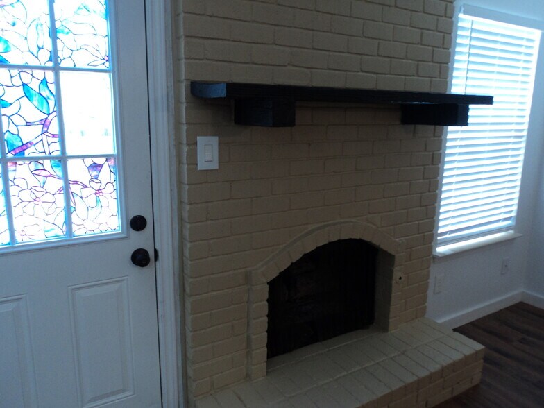 Building Photo - 2419 Burleson Ct