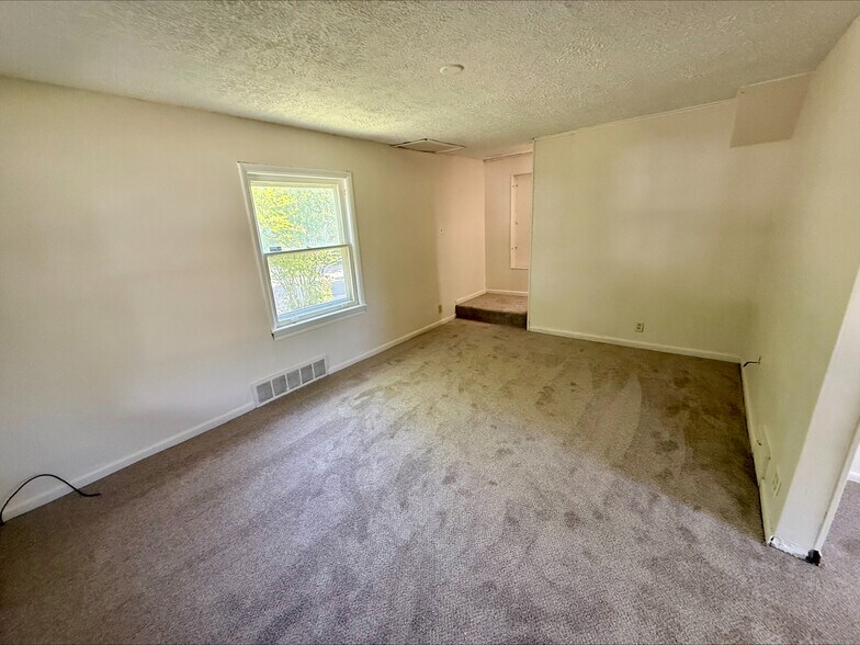 Building Photo - 1215 Pondview Ave
