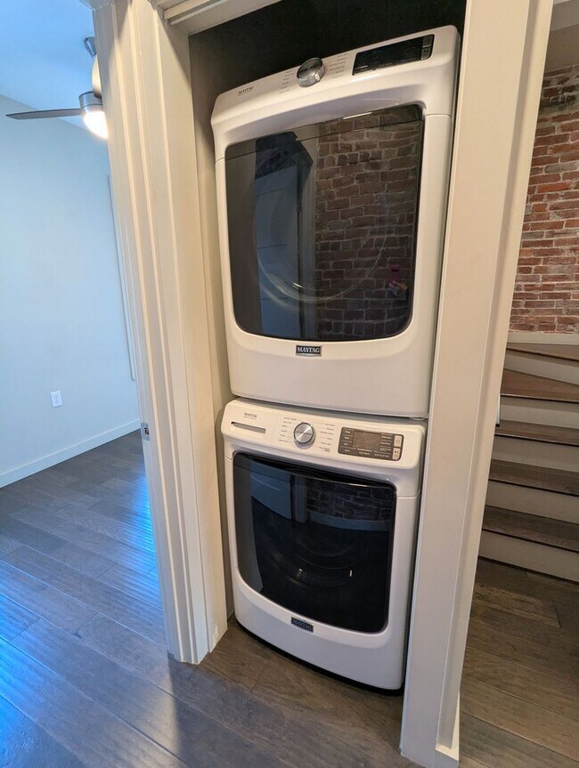 Building Photo - 3 Bedroom 2 Bathroom Single Family Home (L...