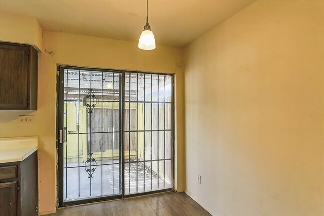 Building Photo - 9901 Sharpcrest St