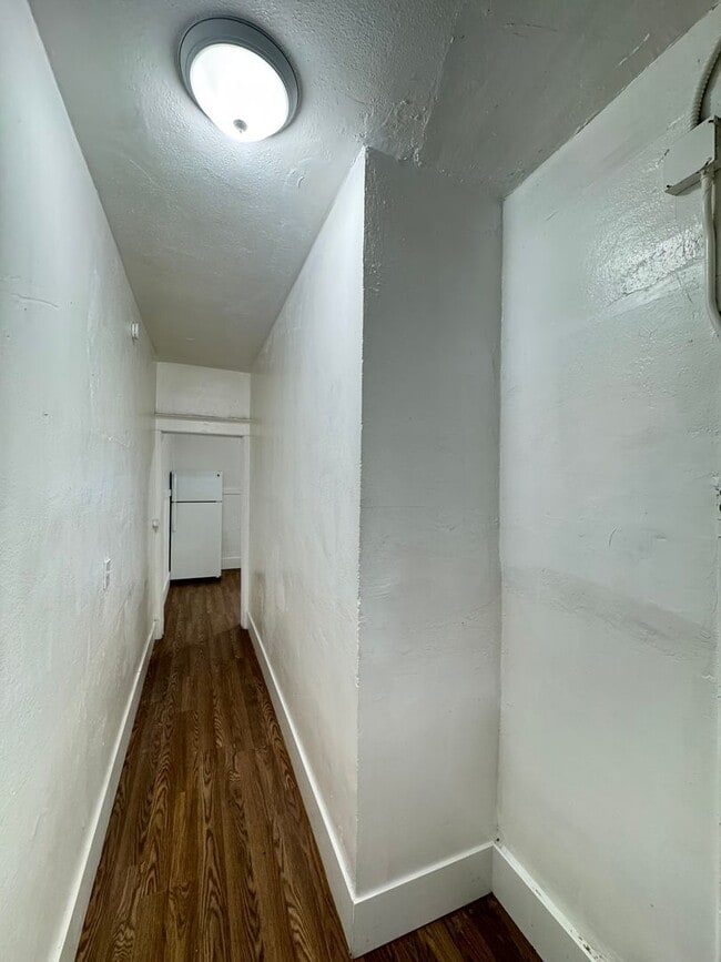 Building Photo - 458 W Vernon Ave