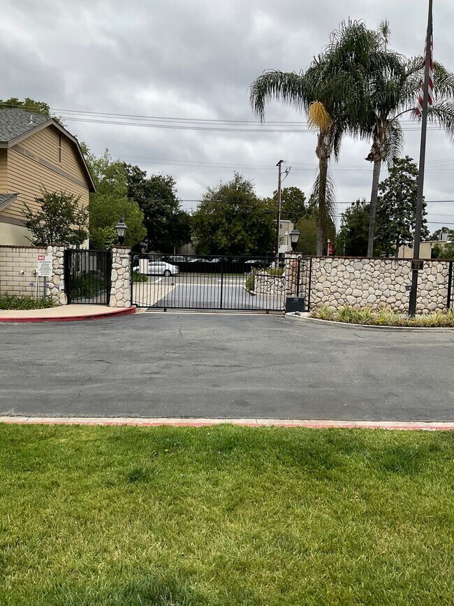Building Photo - FOR LEASE 3 BEDROOM 2.5 BATH 2 Story Condo...