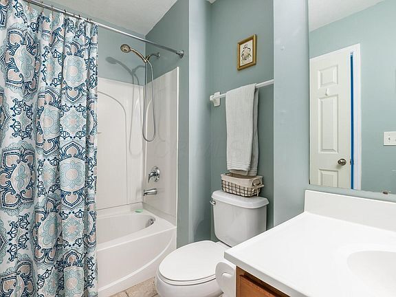 Second bath - 657 Grove Cir