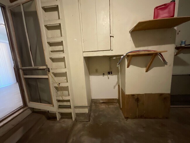Building Photo - 3 bed, 1.5 baths, 2 car garage